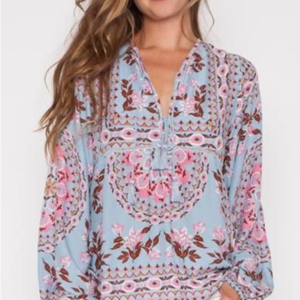 SOLD ELSEWHERE TY 💕

Pandora Vintage Pandora Blouse Medium